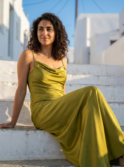 Robe Folegandros — Kaki Satin Cowl avec Fente