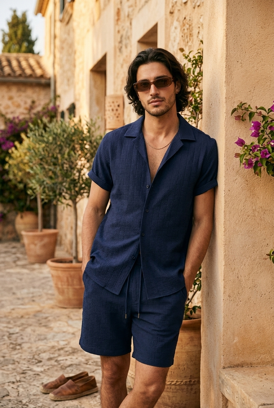 Ensemble Riviera chemise texturée et short porté devant un mur en pierre — VERELIO