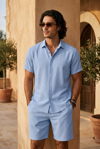 Ensemble Amalfi chemise et short en lin texturé devant un mur en pierre — VERELIO