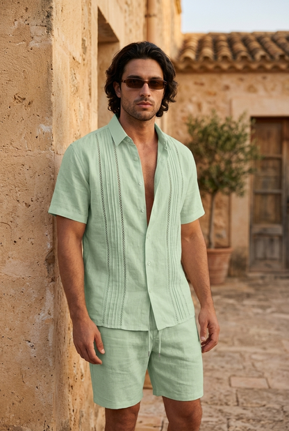 Ensemble Positano chemise boutonnée et short en lin devant un mur en pierre — VERELIO